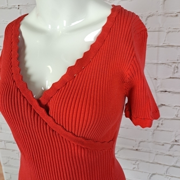 Molly bracken ribbed scalloped v-neck sweater in red - Picture 5 of 11